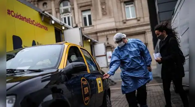Argentina: taxis apoyan como ambulancias para trasladar a pacientes COVID-19 en medio de la segunda ola. Argentina: taxis apoyan como ambulancias para trasladar a pacientes COVID-19 en medio de la segunda ola.