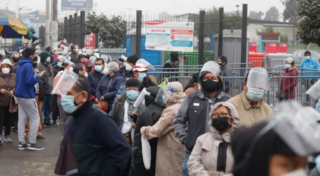 Las personas se encuentran realizando su cola desde la noche de este último miércoles soportando las bajas temperaturas y la lluvia que cubrió SJL.