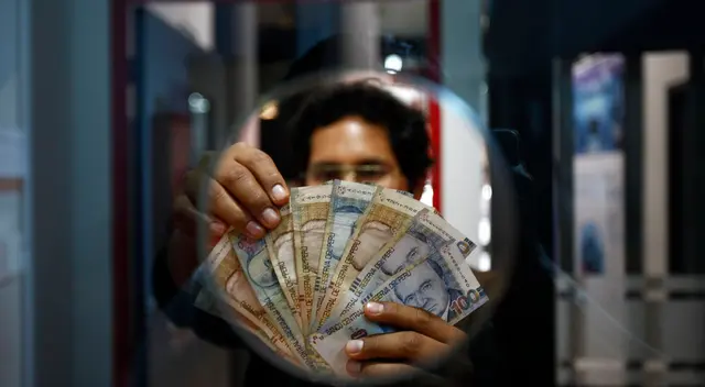 La gratificación lo reciben los trabajadores del sector público y privado. La gratificación lo reciben los trabajadores del sector público y privado.