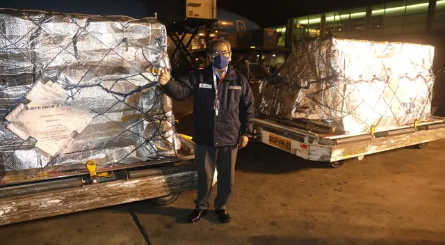 Ministro Óscar Ugarte recibió cargamento de vacunas este jueves 1 de julio. Ministro Óscar Ugarte recibió cargamento de vacunas este jueves 1 de julio.