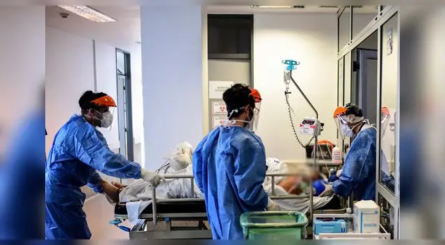 Personal médico realiza su trabajo en la Unidad de Cuidados Intensivos en una clínica de Argentina. Personal médico realiza su trabajo en la Unidad de Cuidados Intensivos en una clínica de Argentina.