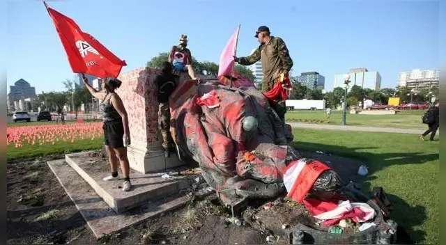 El primer ministro de Canadá Justin Trudeau dijo que el día sería "un momento de reflexión". El primer ministro de Canadá Justin Trudeau dijo que el día sería "un momento de reflexión".