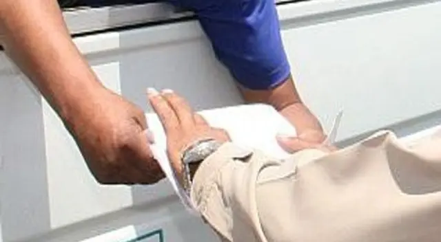 El chofer de un bus Juan Emerzon Pacheco Chirre fue condenado a una pena suspendida por intentar pagar coima El chofer de un bus Juan Emerzon Pacheco Chirre fue condenado a una pena suspendida por intentar pagar coima