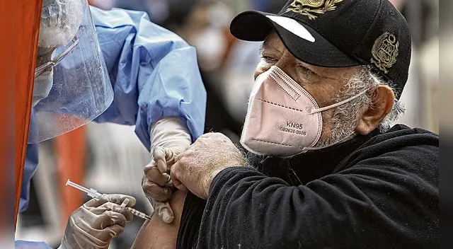 Titular de EsSalud pidió a ciudadanos que retornen por su segunda dosis de la vacuna.