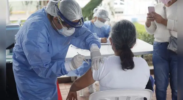Ministro Óscar Ugarte instó a los ciudadanos a completar las dos dosis de la vacuna contra el coronavirus. Foto: Carlos Contreras / La República Ministro Óscar Ugarte instó a los ciudadanos a completar las dos dosis de la vacuna contra el coronavirus. Foto: Carlos Contreras / La República