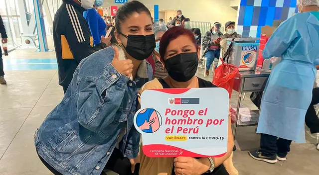 Yahaira Plasencia se mostró feliz porque su mamá logró vacunarse.