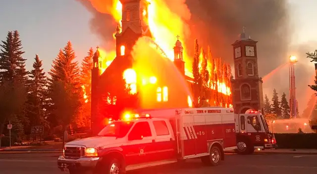 “Quemar iglesias está privando a las personas que necesitan sanación y duelo de lugares donde pueden llorar, reflexionar y buscar apoyo “Quemar iglesias está privando a las personas que necesitan sanación y duelo de lugares donde pueden llorar, reflexionar y buscar apoyo