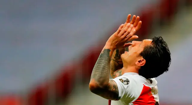 Gianluca Lapadula, delantero de la selección peruana, sigue dando la hora.