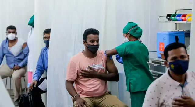 Las cifras de nuevos casos y muertes diarias se han reducido a 40 mil y 900, respectivamente, pero a pesar de todas las medidas y la campaña de vacunación, los expertos ya advierten una posible tercera ola. Las cifras de nuevos casos y muertes diarias se han reducido a 40 mil y 900, respectivamente, pero a pesar de todas las medidas y la campaña de vacunación, los expertos ya advierten una posible tercera ola.