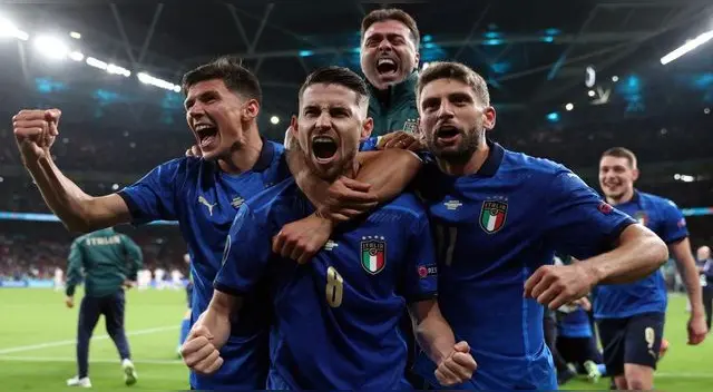 La selección de Italia tuvo una mayor efectividad en los penales y derrota 4-2 a España. La selección de Italia tuvo una mayor efectividad en los penales y derrota 4-2 a España.