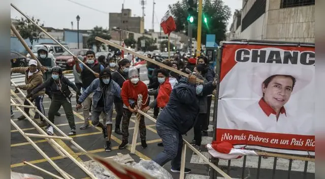 El colectivo La Resistencia llegando a las afueras del JNE. Foto: Aldair Mejía/La República.