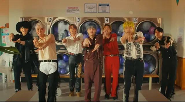 En su nuevo tema, BTS incorpora el lenguaje de señas internacional para palabras como “feliz”, “baile” y “paz”, y se ha vuelto viral en redes sociales.