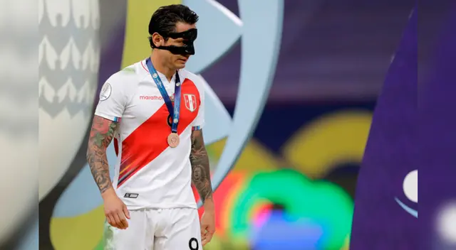 Gianluca Lapadula recibe su primera medalla con la Selección.