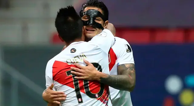 Cueva levantó al Bambino, y lo abrazó en signo de solidaridad.