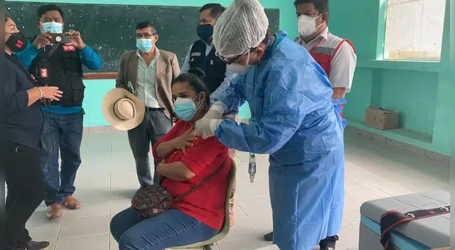 Petronila se convierte en la primera maestra rural de Piura en ser vacunada.