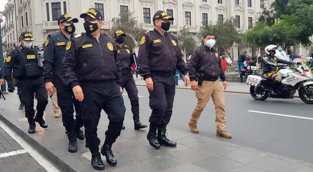 Policías resguardarán los 21 centros de inoculación que están habilitados para el Vacunatón. Policías resguardarán los 21 centros de inoculación que están habilitados para el Vacunatón.