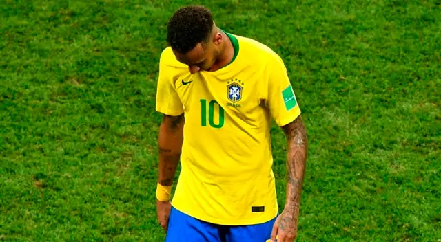 Neymar reclama falta tras short roto. Neymar reclama falta tras short roto.