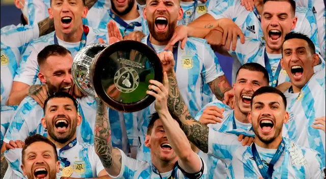 Lionel Messi y jugadores de Argentina celebran con la copa el triunfo ante Brasil hoy, en la final de la Copa América entre Argentina y Brasil en el estadio Maracana en Río de Janeiro (Brasil). Lionel Messi y jugadores de Argentina celebran con la copa el triunfo ante Brasil hoy, en la final de la Copa América entre Argentina y Brasil en el estadio Maracana en Río de Janeiro (Brasil).