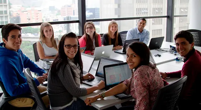 Los beneficios de trabajar y estudiar al mismo tiempo