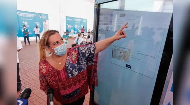 Presidenta de EsSalud supervisa Vacunatón en Plaza Norte.