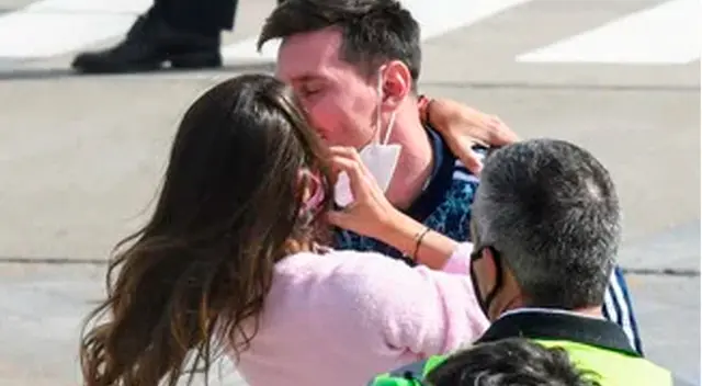 Lionel Messi y Antonella Roccuzzo disfrutan de su amor con la Copa América en casa.