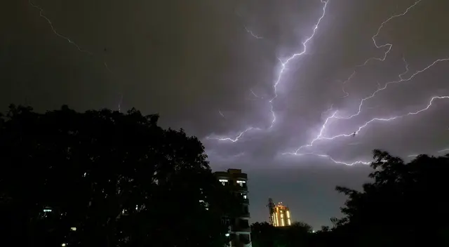 Al menos 2000 personas en la India mueren a causa de relámpagos. Al menos 2000 personas en la India mueren a causa de relámpagos.