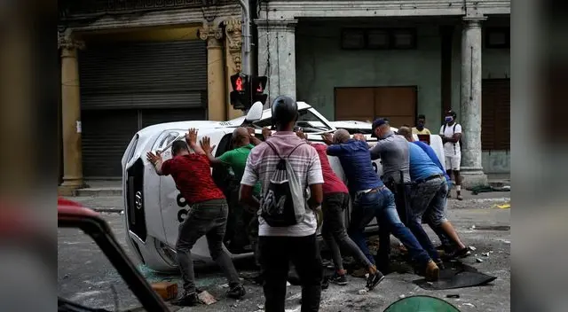 Impactantes imágenes de los manifestantes que piden el fin de la dictadura. Impactantes imágenes de los manifestantes que piden el fin de la dictadura.