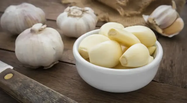 La dosis diaria recomendada es entre 1 a 2 dientes crudos.