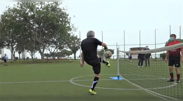 Practican futbol tenis deportistas de la tercera edad en Miraflores.
