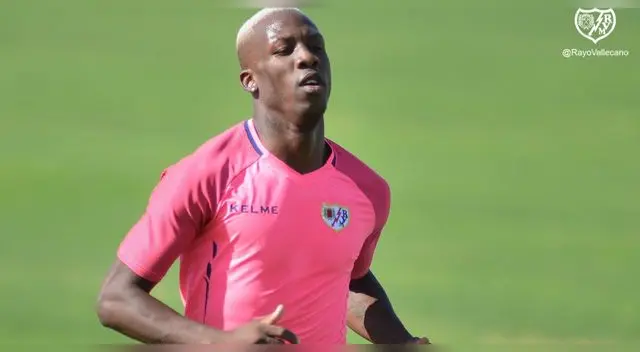 Luis Advíncula sigue trabajando en el Rayo hasta que se oficialice su pase a Boca Juniors.