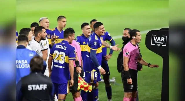 Tras consultar el VAR se anula el gol de Boca Juniors ante Mineiro.