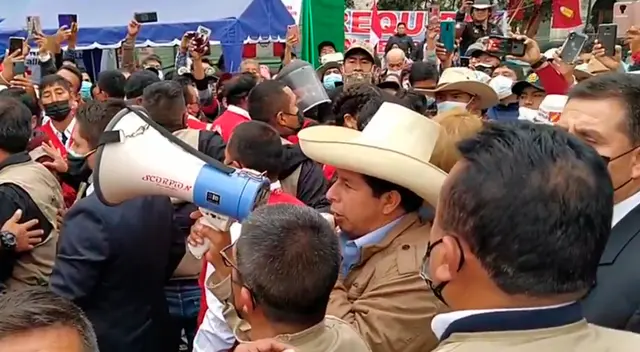 Pedro Castillo visitó el campamento en el Parque de la Democracias, frente al JNE.