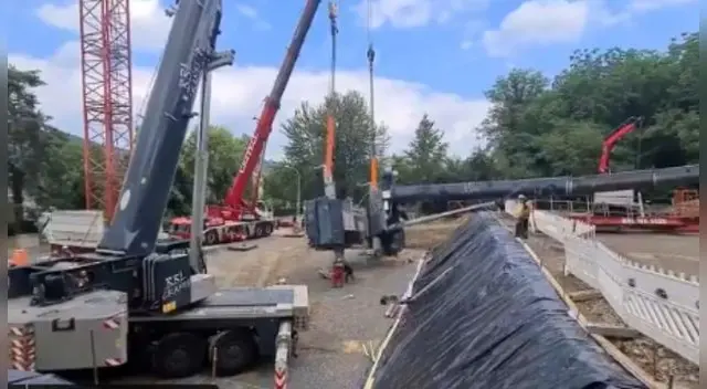 Una grúa de 68 toneladas les cae encima a dos obreros alemanes y sobreviven de puro milagro. Una grúa de 68 toneladas les cae encima a dos obreros alemanes y sobreviven de puro milagro.