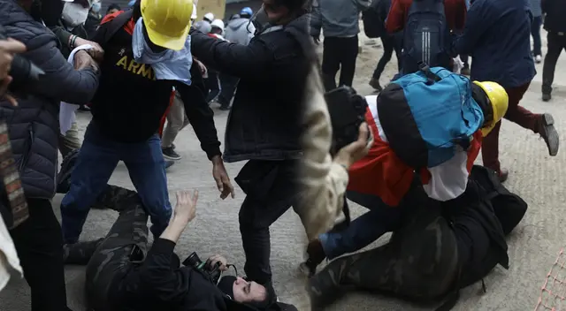 Simpatizantes de Fuerza Popular agreden a fotógrafo de La República en los exteriores de Palacio de Gobierno.