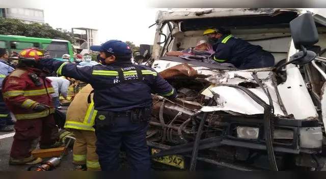 Choque de camiones dejó dos heridos en Panamericana Sur Choque de camiones dejó dos heridos en Panamericana Sur