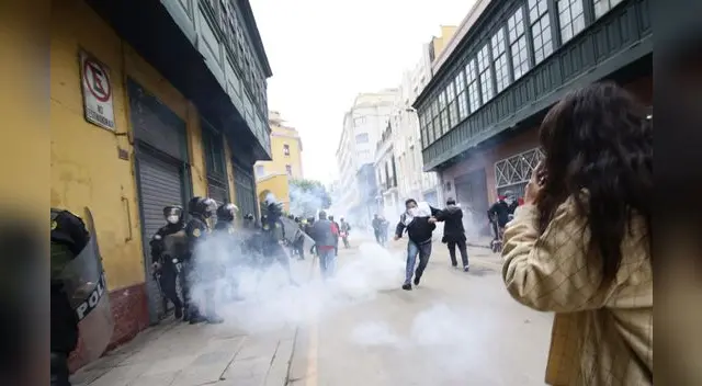 Condenables actos de violencia en el Cercado de Lima por seguidores fujimoristas.