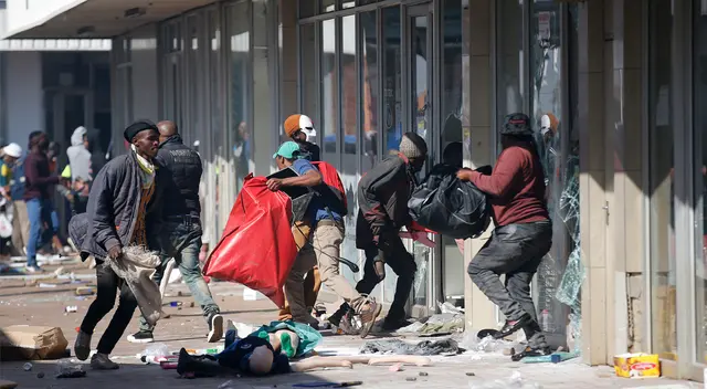 Vierten aceite en el piso para prevenir la entrada de saqueadores.