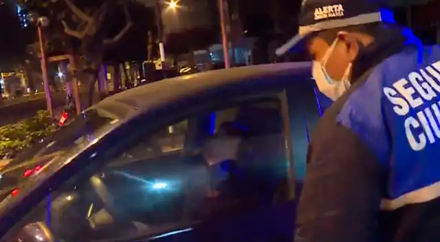 Conductor se queda dormido y tras varios intentos de Serenazgo por despertarlo, logró reaccionar. Conductor se queda dormido y tras varios intentos de Serenazgo por despertarlo, logró reaccionar.