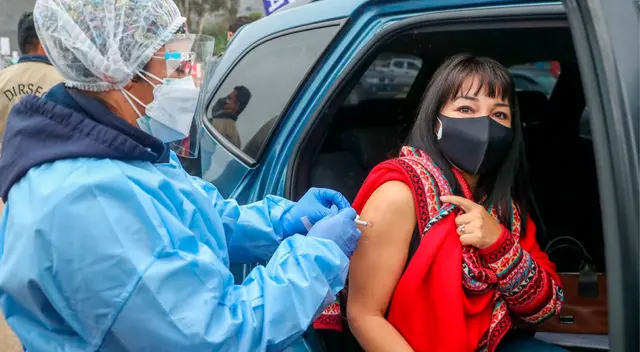 La presidenta del Congreso, Mirtha Vásquez, recibió la primera dosis de la vacuna contra la COVID-19