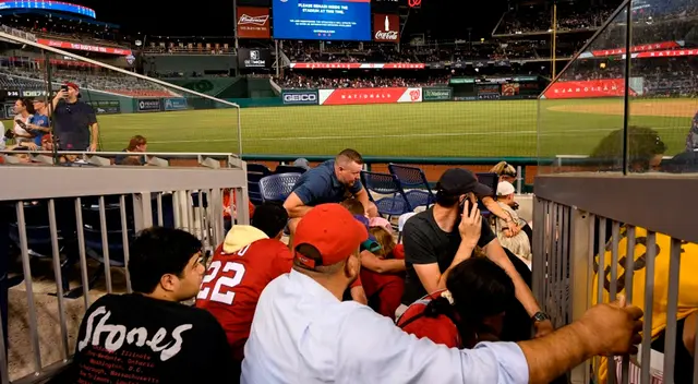 En un inicio, el mensaje fue que todos los fanáticos permanezcan en la cancha de béisbol, pero luego indicaron que lo preferible es salir del estadio. En un inicio, el mensaje fue que todos los fanáticos permanezcan en la cancha de béisbol, pero luego indicaron que lo preferible es salir del estadio.