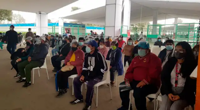 Personas van a sus vacunatorios a protegerse contra el COVID-19.