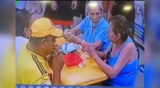 Muy mal, graban a una familia poniendo cabellos en la comida para no pagar la cuenta. Muy mal, graban a una familia poniendo cabellos en la comida para no pagar la cuenta.