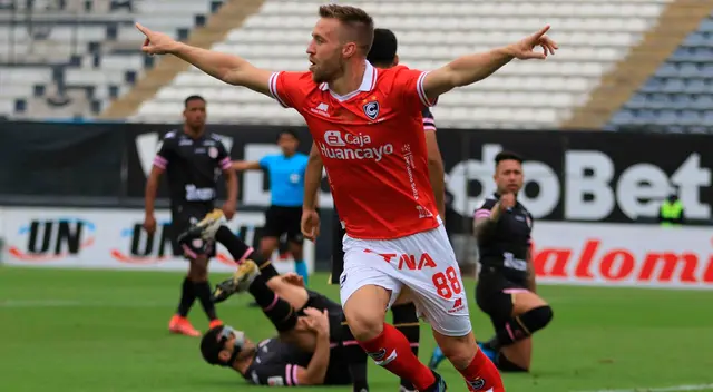 Danilo Carando celebra uno de sus tres goles marcados en Cienciano ante Boys. Danilo Carando celebra uno de sus tres goles marcados en Cienciano ante Boys.