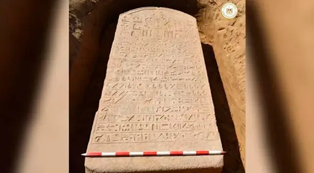 En la parte superior de la estela hay un tallado de un disco solar alado, asociado con el dios sol Ra, y 15 líneas de escritura jeroglífica.