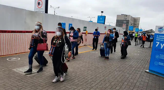 Mujeres portaban carné de vacunación falsificada.