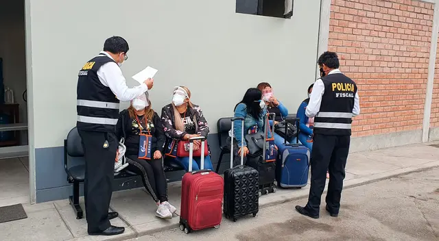 Mujeres portaban carné de vacunación falsificada.