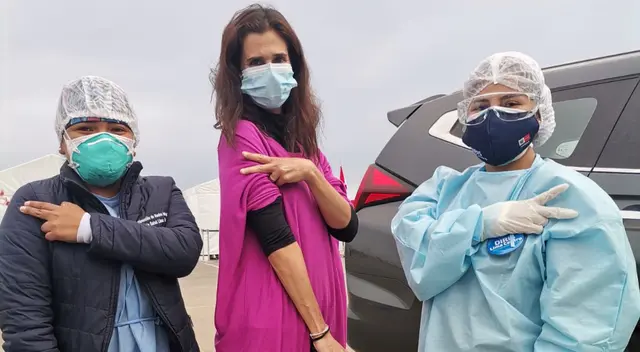 La actriz Vanessa Saba recibió su segunda dosis en nuestro país tras vacunarse en EE.UU. y posó junto al personal de salud en su vacunatorio. La actriz Vanessa Saba recibió su segunda dosis en nuestro país tras vacunarse en EE.UU. y posó junto al personal de salud en su vacunatorio.