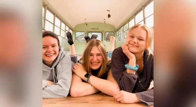 Las ahora mejores amigas no le tienen miedo a nadar y viven con mucha diversión. Las ahora mejores amigas no le tienen miedo a nadar y viven con mucha diversión.