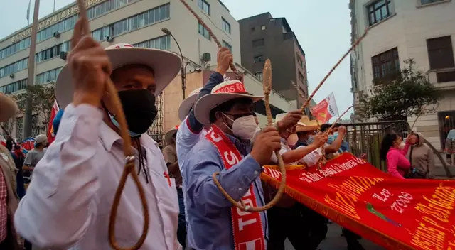 El representante de las rondas campesinas, Marino Flores, dio como plazo hasta este jueves 22 de julio para anunciar a Castillo Terrones como nuevo jefe de Estado constitucional. El representante de las rondas campesinas, Marino Flores, dio como plazo hasta este jueves 22 de julio para anunciar a Castillo Terrones como nuevo jefe de Estado constitucional.