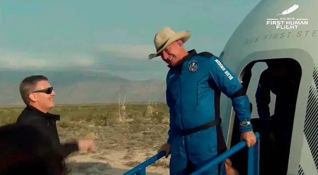 Jeff Bezos retornó a la Tierra y contó detalles de su épica experiencia. Jeff Bezos retornó a la Tierra y contó detalles de su épica experiencia.